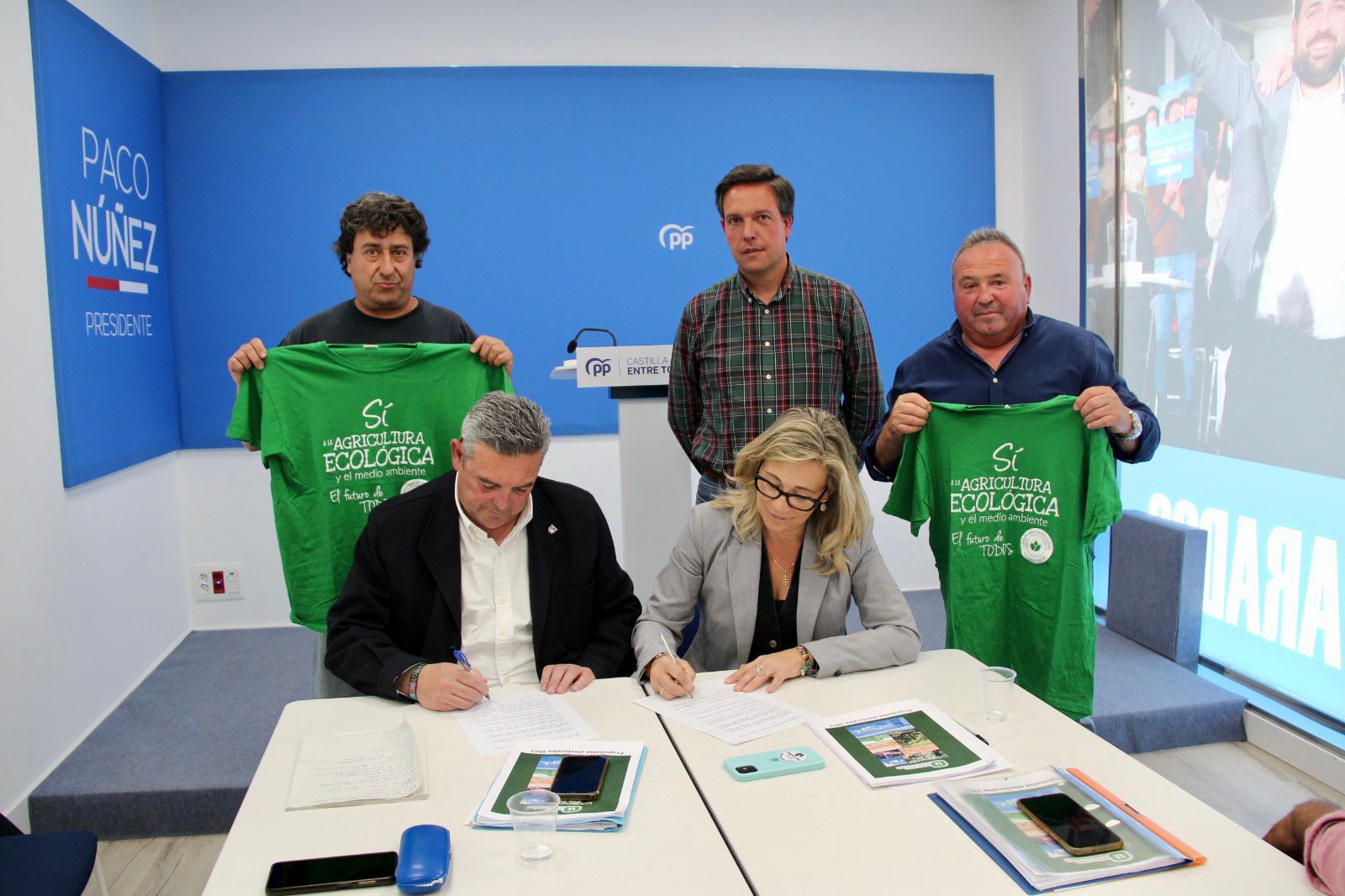 El PP de Núñez firma un compromiso con la Plataforma para revertir los recortes de García-Page a la agricultura ecológica